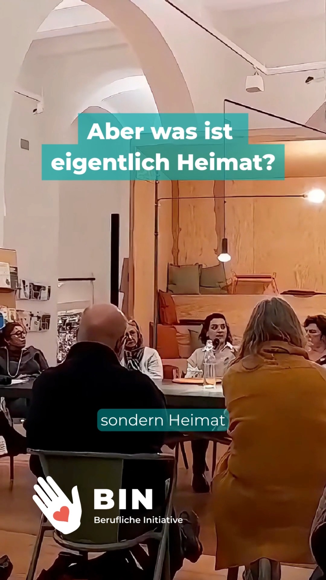 Was ist eigentlich Heimat?
Kann Heimat etwas Kleines sein – eine Straße, eine Nachbarschaft, ein gemeinsam gestalteter Raum? 💛
Am 15.01. haben wir uns im MKG Freiraum getroffen und gemeinsam mit Gästen über Heimat als gelebte Praxis gesprochen – jenseits von Nationalismus. Die Nacht begann mit einer Führung durch die Ausstellung „Früher hießen wir Gastarbeiter“, danach tauschten wir uns über Orte, Rituale, Menschen und Strukturen aus, die ein Heimatgefühl erzeugen. Wir haben darüber nachgedacht, wie öffentliche Räume zu Lebensräumen werden können, in denen alle dazugehören und mitgestalten können.
Danke an alle Sprecher*innen und Besucher*innen, die diesen inspirierenden Abend im MKG Freiraum möglich gemacht haben! 🙌
.
.
.
#migrationindeutschland #integrationindeutschland #zweiheimaten #heimat #lesunginhamburg