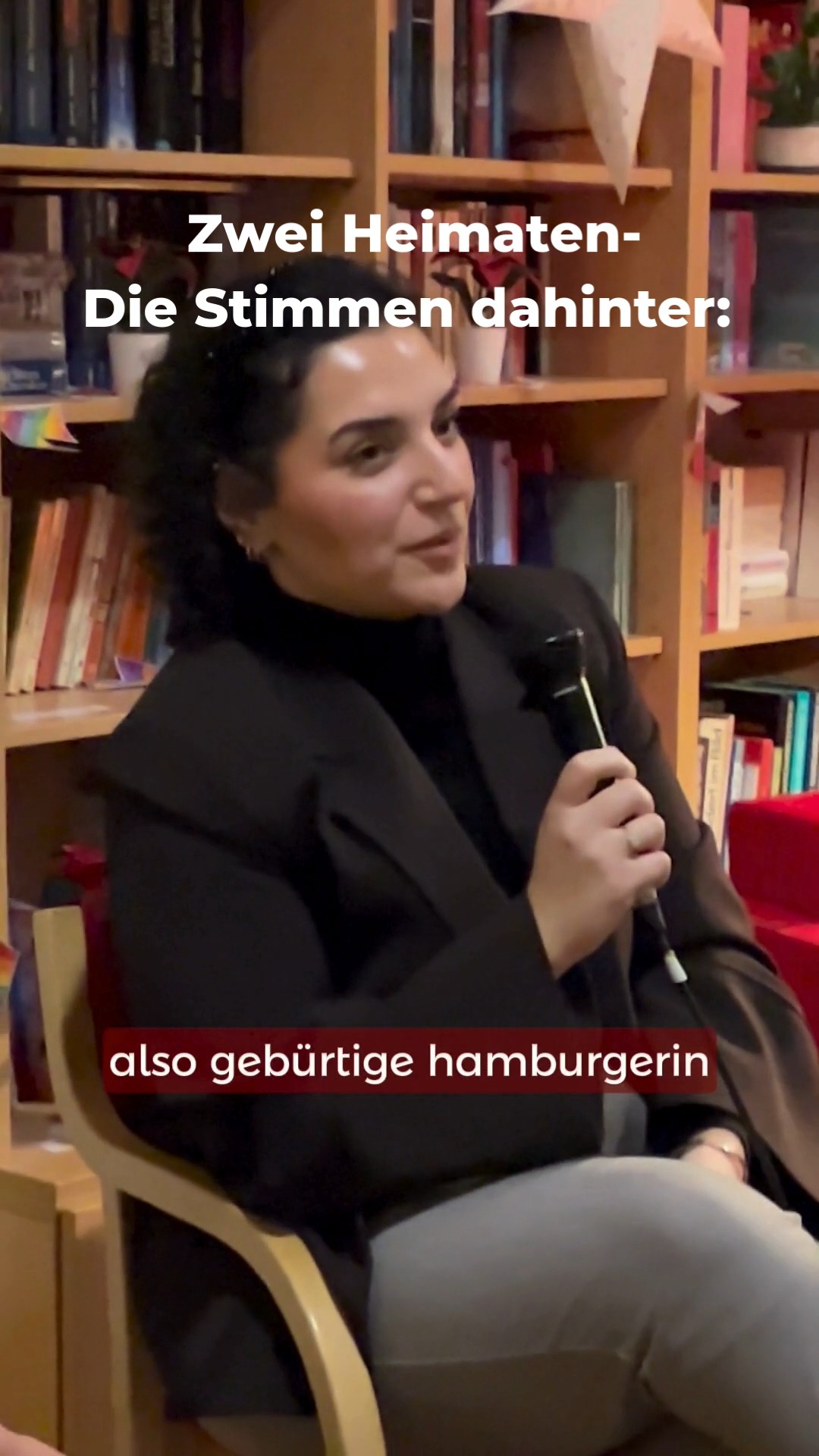 🌱 Welche Erfahrungen teilen Frauen mit Migrationsgeschichte?
In diesem Reel hören wir die Stimme von Mohadesa.
Sie erzählt, wie sie als Brücke zwischen zwei Kulturen lebt – zwischen Hamburg und Afghanistan – und wie diese Verbindung ihre Identität und ihren Alltag prägt.
📖 Die ganze Geschichte von Mohadesa – und viele weitere – findest du im Buch „Zwei Heimaten“.
Ein Buch über Identität und Zugehörigkeit
.
#frauenstärken #fraueninhamburg #migrantinnen #integrationinhamburg #migrationindeutschland
